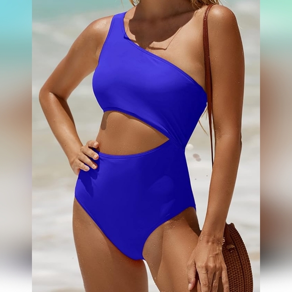 YOUNIQUE Cut-Out One Piece Swimsuit - Picture 4 of 5
